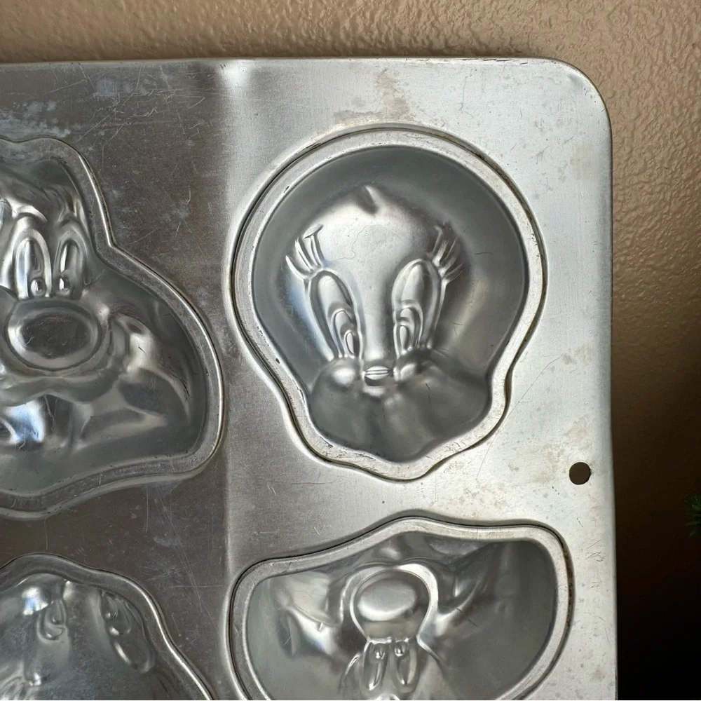 Vintage 90s Looney Tunes and Pooh cake molds set